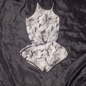 Girl's like new romper size 6